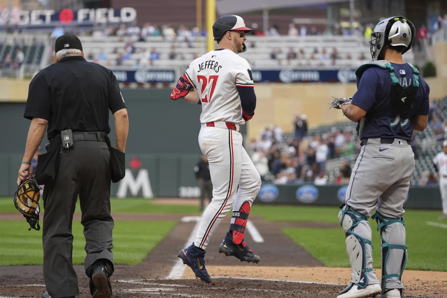 Mariners Rally in Ninth to Beat Twins 10-6